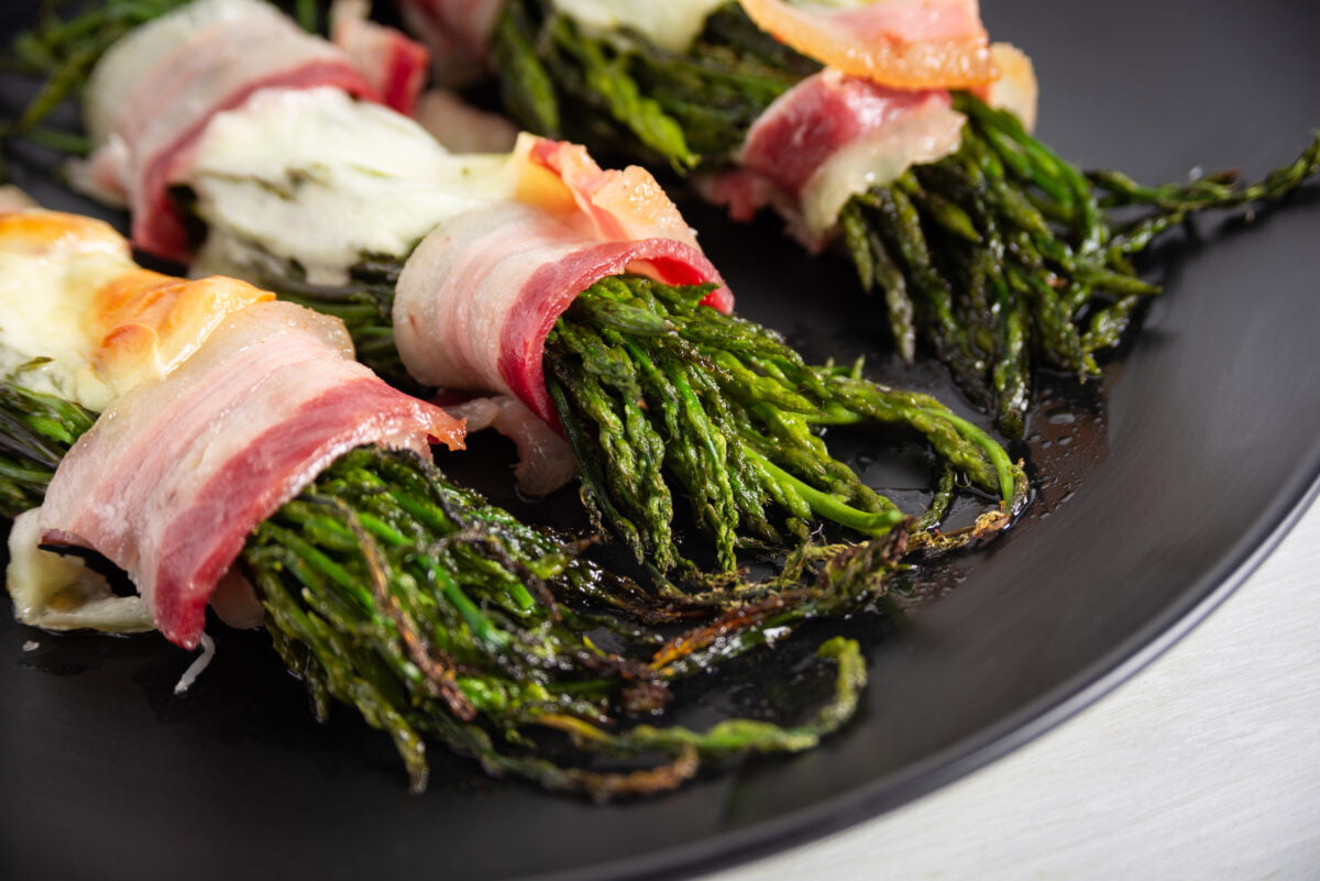 Involtini di asparagi con guanciale