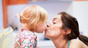 I baci della mamma alleviano il dolore e guariscono le ferite: lo conferma la scienza