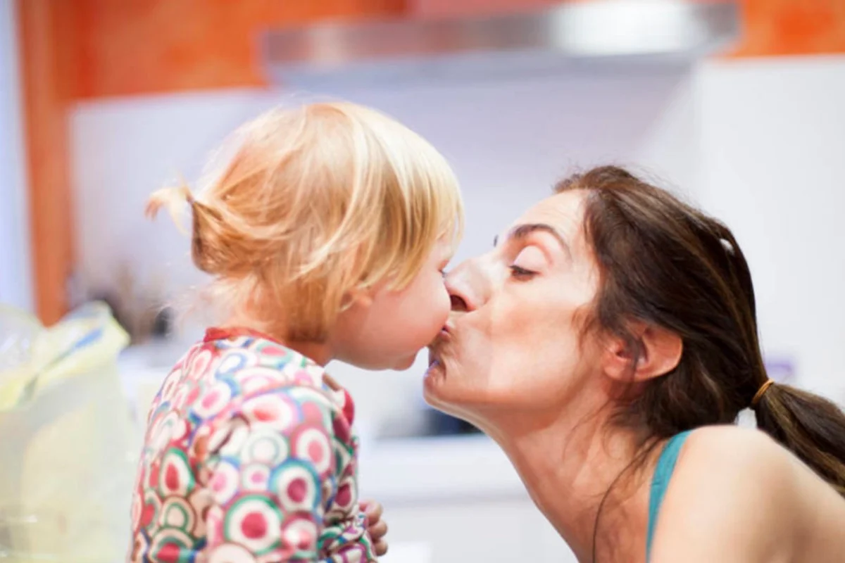 I baci della mamma alleviano il dolore e guariscono le ferite: lo conferma la scienza