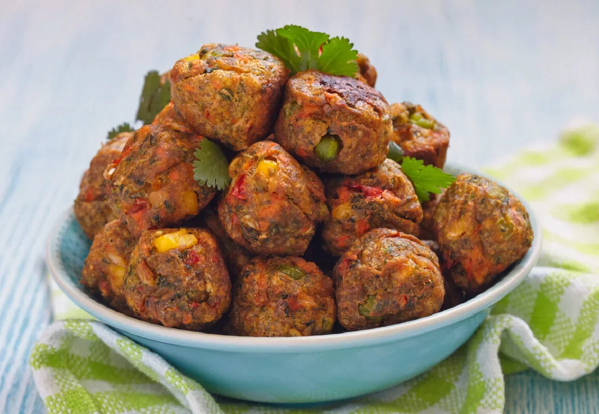 Se hai delle patate, 2 peperoni e piselli prepara questa fantastiche polpette | La ricetta gustosa e veloce