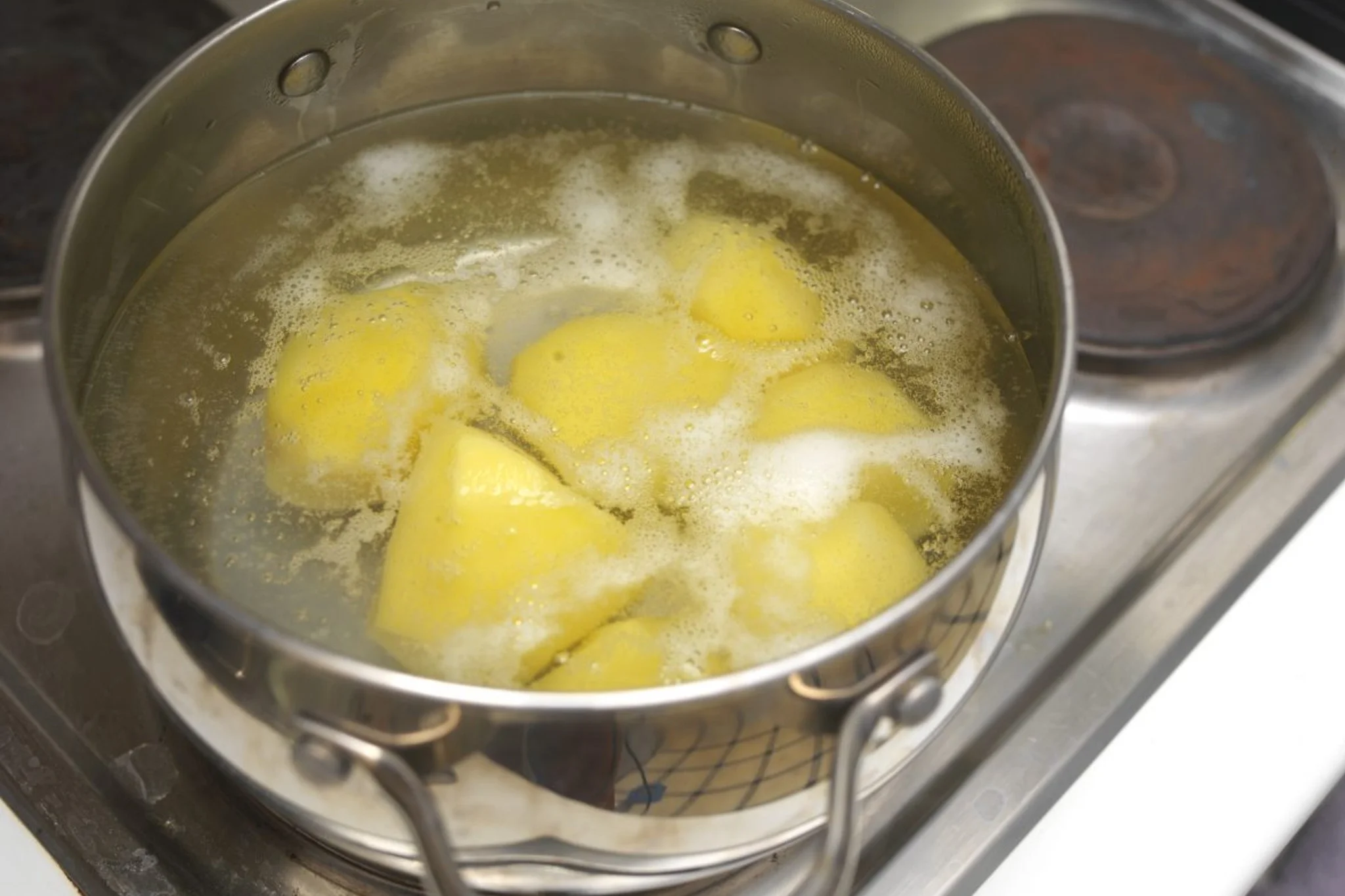 Metti i limoni a bollire di sera, e bevi il succo al mattino