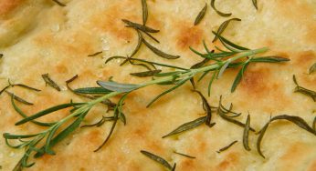 Focaccia al rosmarino: bastano solo 4 minuti per infornarla!