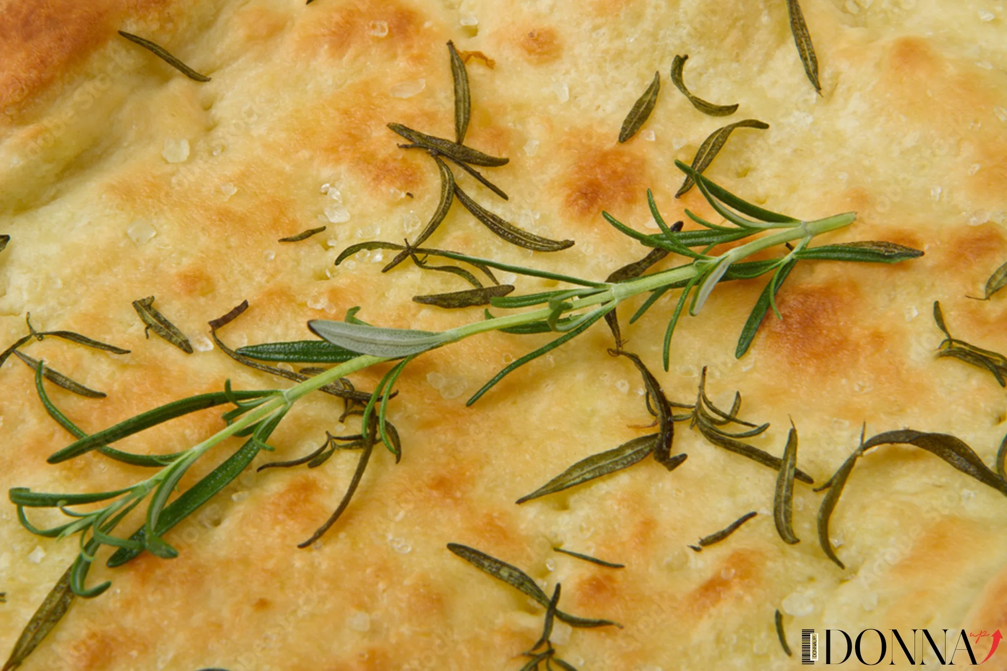 Focaccia al rosmarino: bastano solo 4 minuti per infornarla!