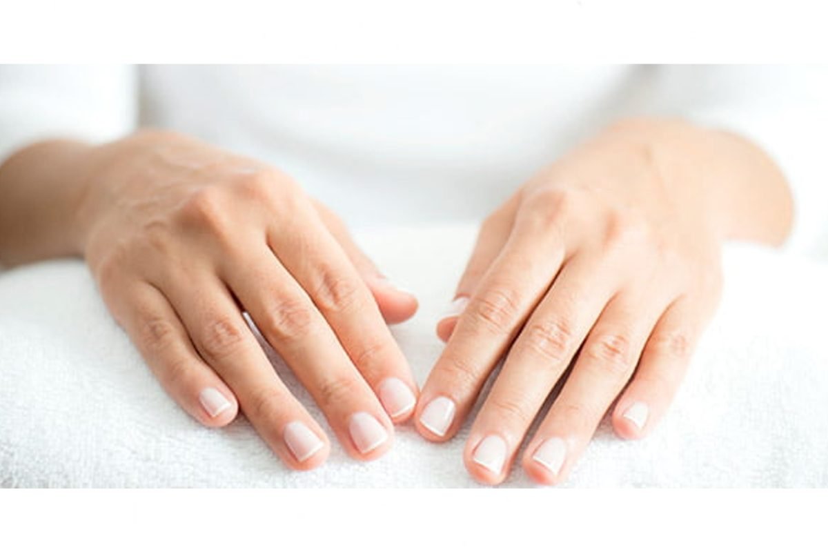 Manicure californiana: spopola la nuova tecnica per unghie lucidissime!