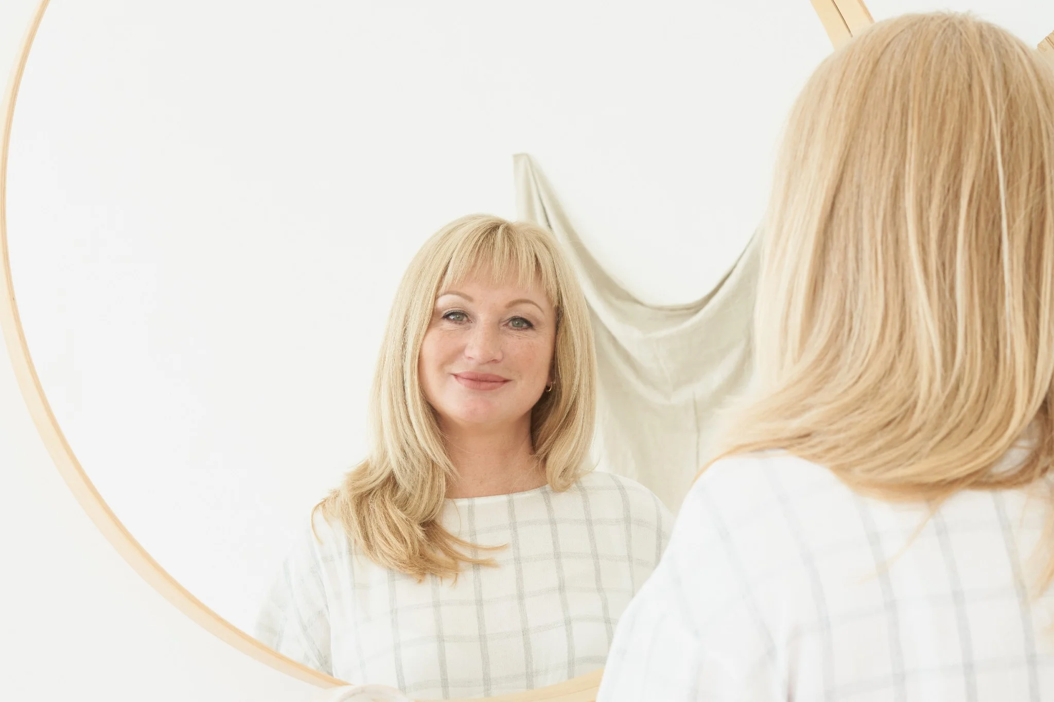 Capelli lunghi over 50: se li portate così, sembrate più giovani!