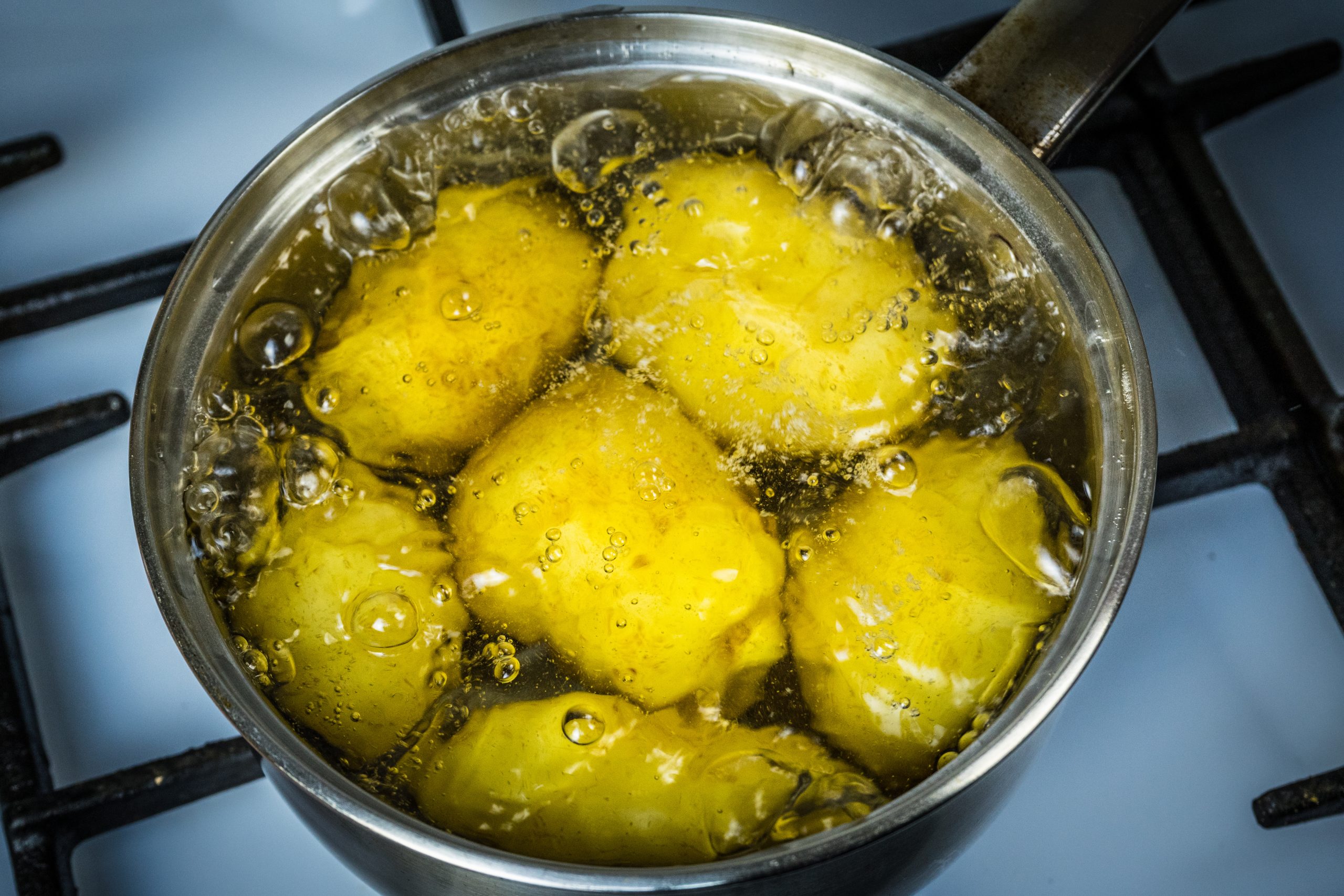 Картошка с водой в кастрюле. Картофель в кипящей воде. Картошка на плите. Картошка в кастрюле. Вареная картошка в кастрюле.