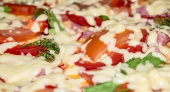 La Pizza finta senza farina: ricetta velocissima con solo 190 calorie!