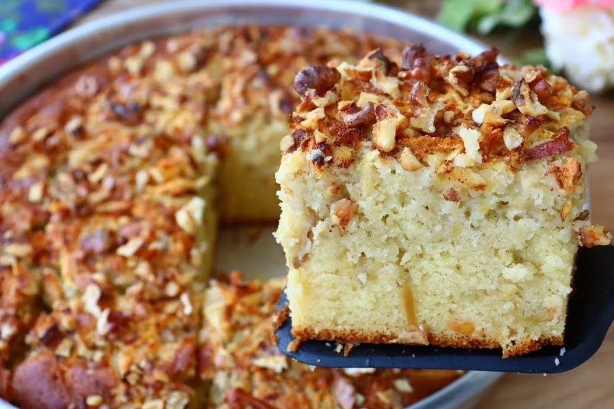 La torta allo yogurt, con mele e noci. Solo 200 calorie!