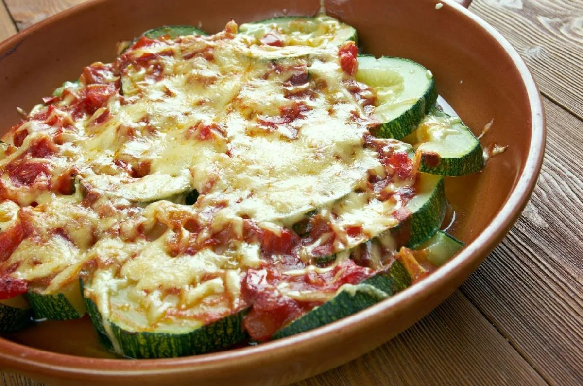 Zucchini, Tomate und Scamorza