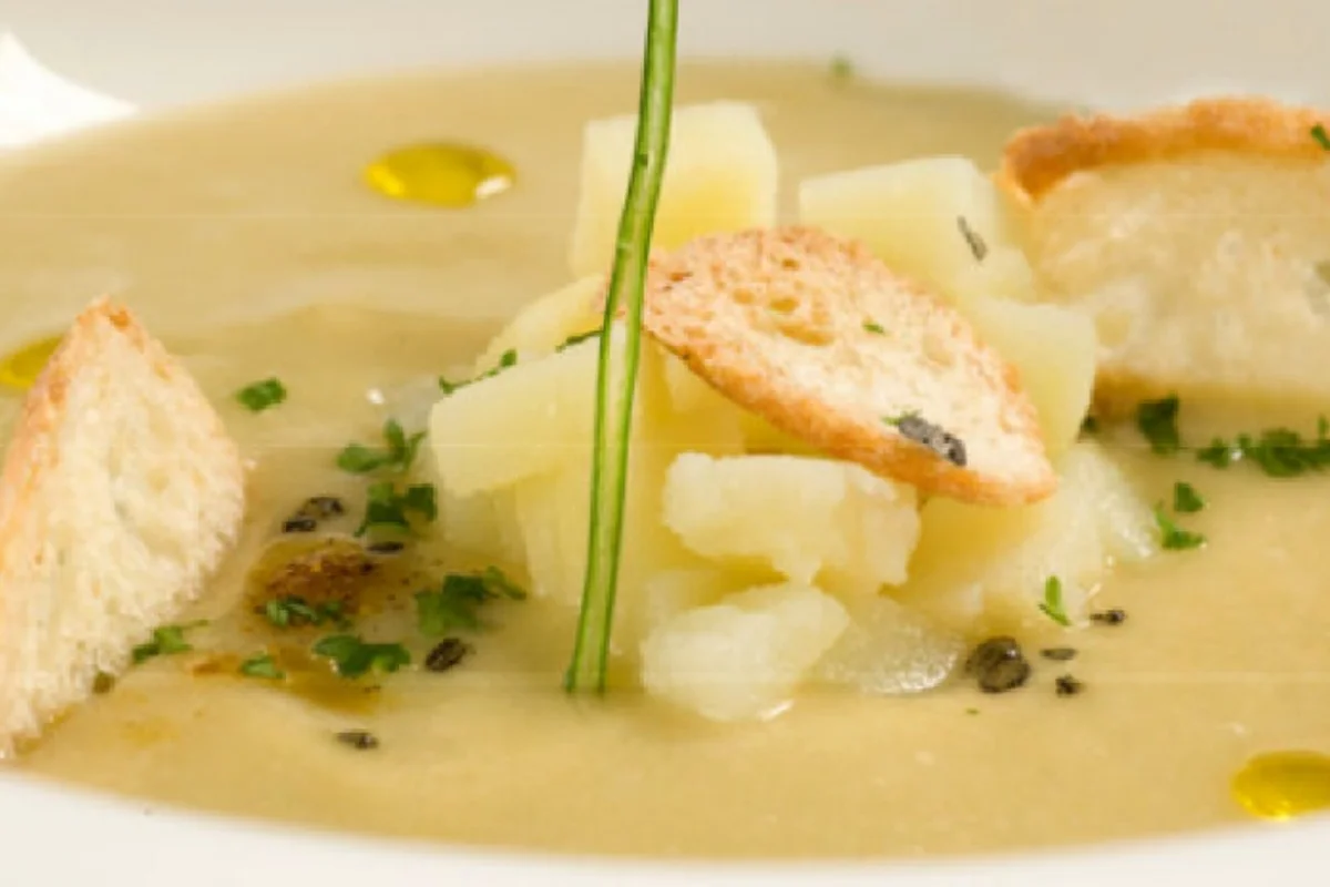Soupe de pommes de terre et oignons : un vrai régal avec 380 calories.