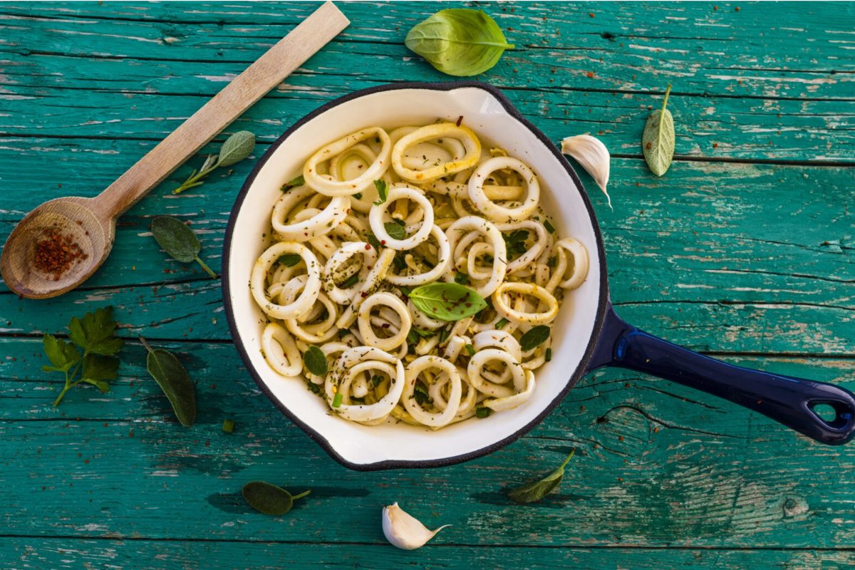 Calamari in padella: un secondo leggero, aromatizzato al limone.