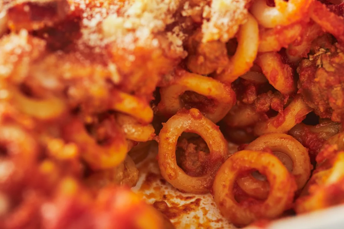 Sizilianische gebackene Pasta mit Anelletti: Sizilien auf den Tisch!
