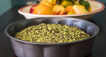 Torta mele con crema e granella di pistacchio, senza burro né olio.