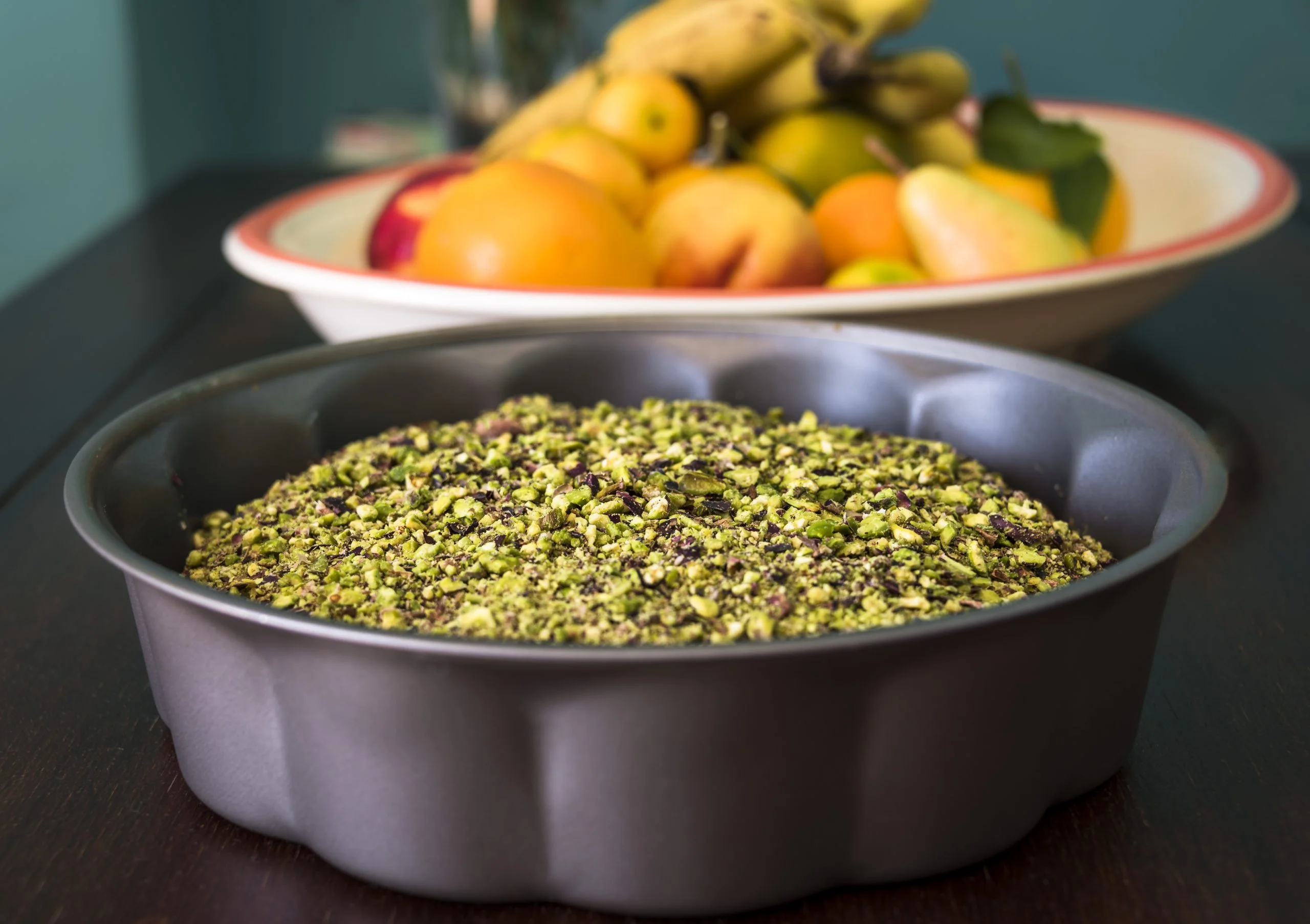 Torta mele con crema e granella di pistacchio, senza burro né olio.