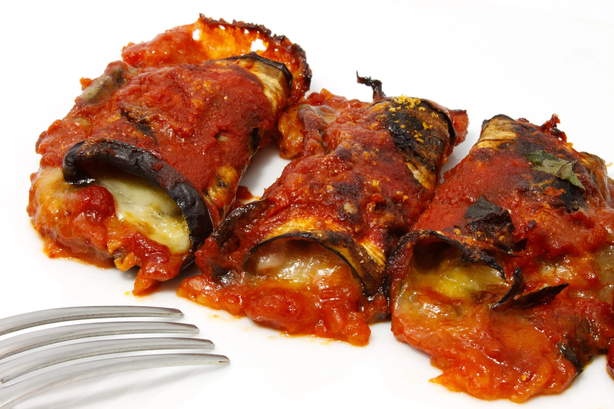 Involtini di melanzane con scamorza e pomodoro: piatto leggero e goloso!