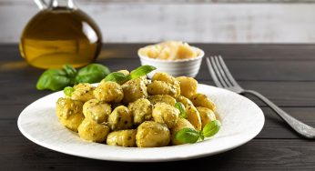 Gnocchi di patate al pesto di mascarpone con erbette e pistacchi