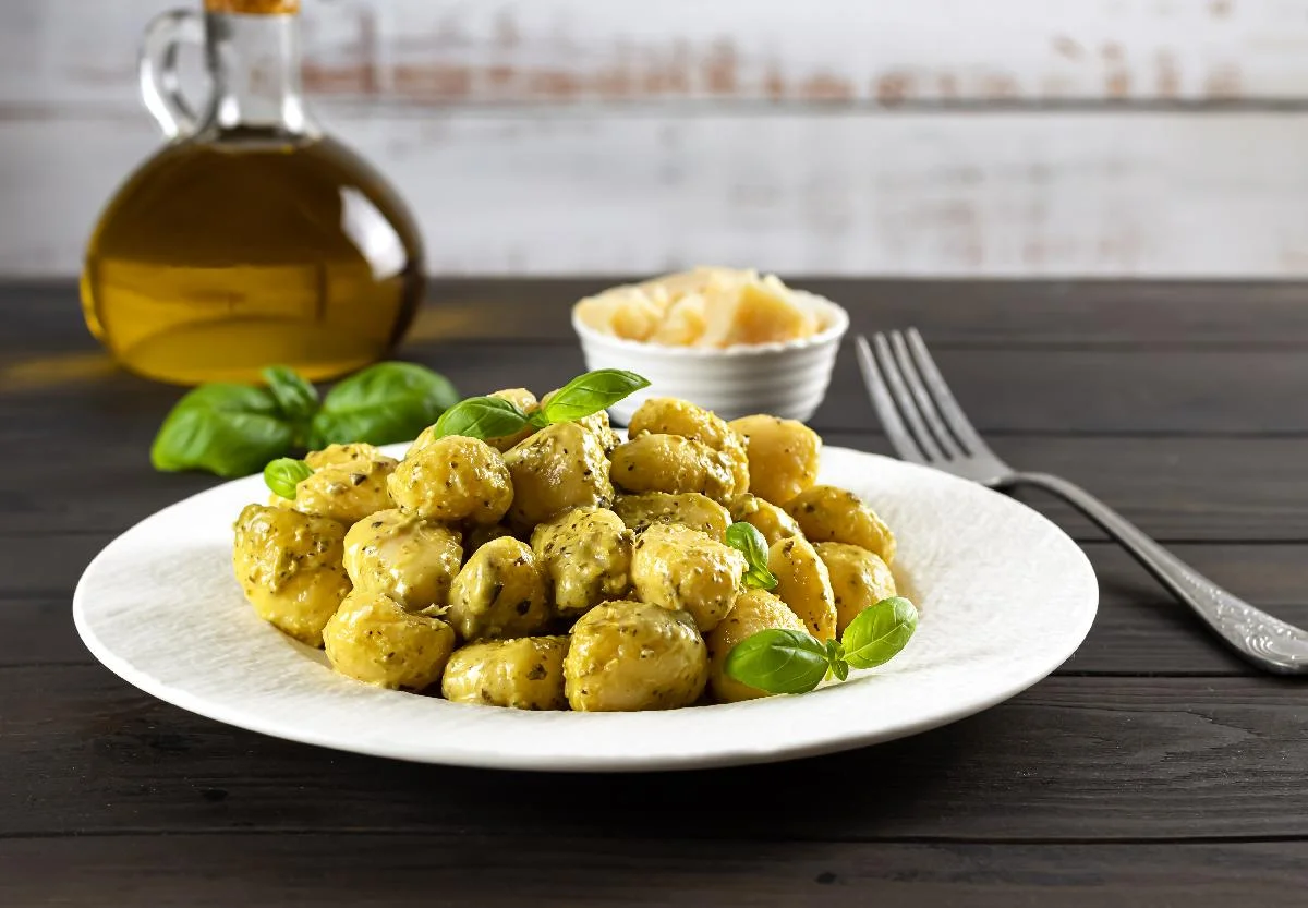 Gnocchi di patate al pesto di mascarpone con erbette e pistacchi