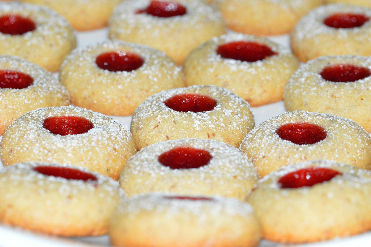 Biscotti ripieni di confettura e profumati al limone: deliziosi!