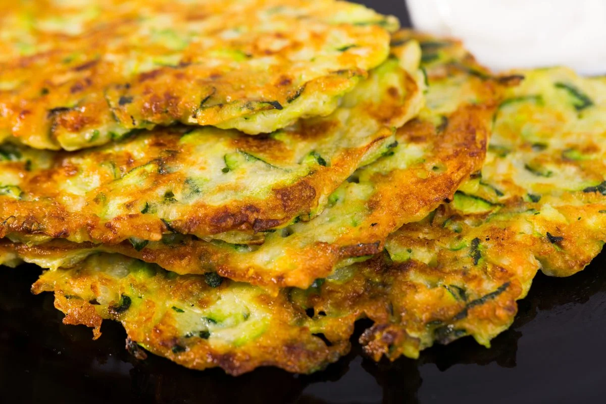 Frittelle di zucchine senza uova. Gustose e con solo 50 calorie a porzione!