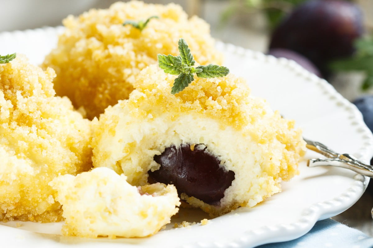 Gnocchi ripieni di susine, dolcetti dal cuore goloso: una bontà!