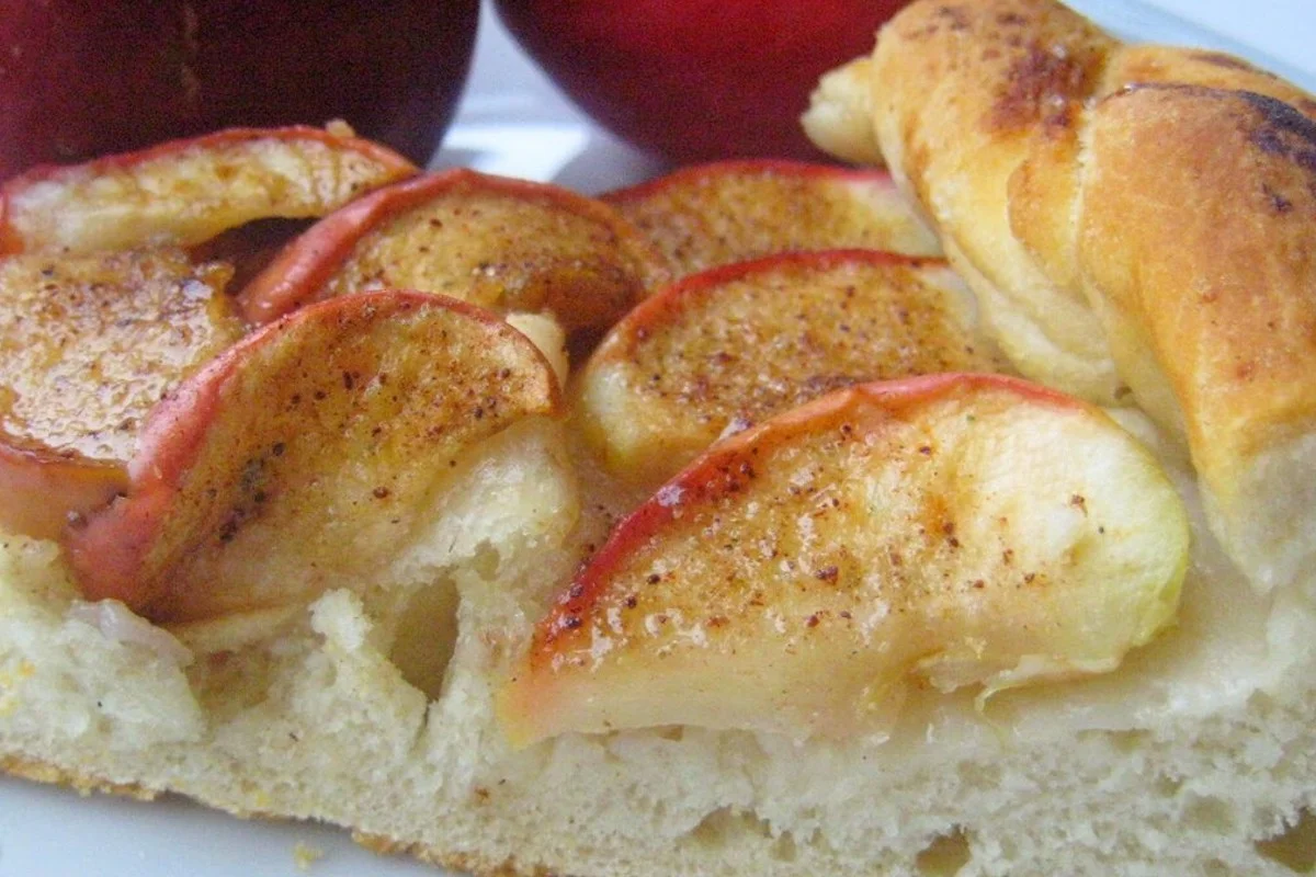 Süße Apfelpizza: der Kuchen mit köstlichem Hefeteig. 95 Kalorien pro Scheibe!