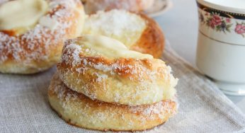 Brioche golose: ripiene di crema pasticcera, ricoperte di rapè di cocco