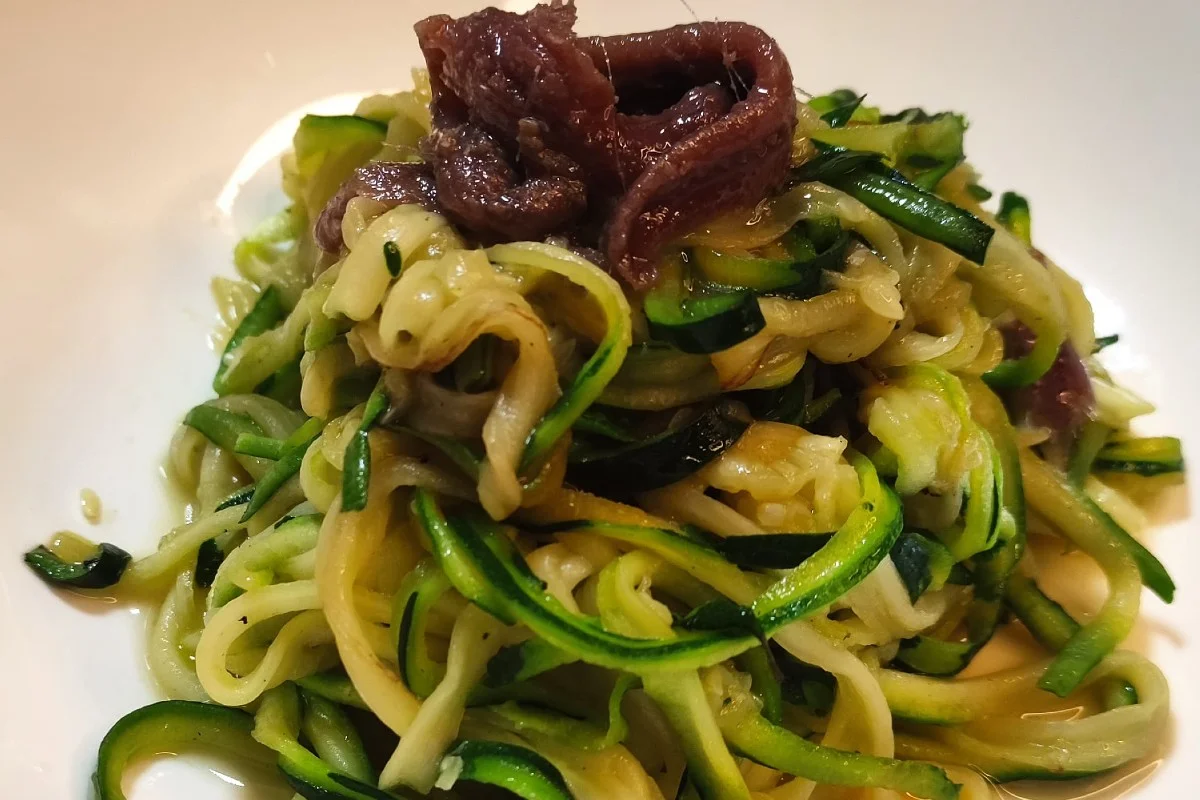 Zucchini-Spaghetti mit Sardellensauce