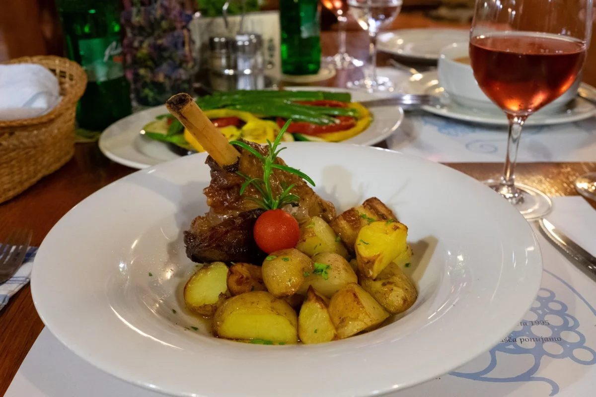 Stinchi di maiale alla bavarese, con birra e patate: la ricetta perfetta!