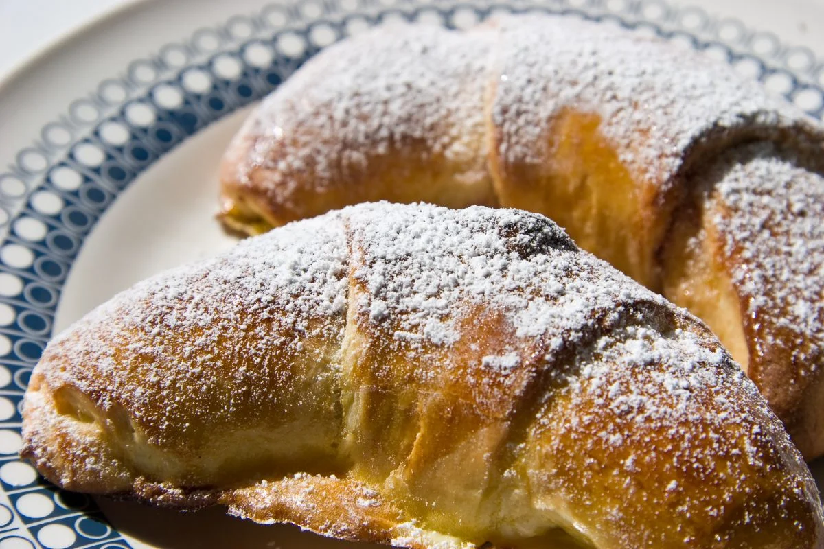Superleichte Croissants und im Handumdrehen fertig: nur Joghurt, Milch, Honig und Mehl