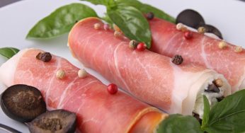 Involtini di crudo, senza cottura con rucola e noci: super!