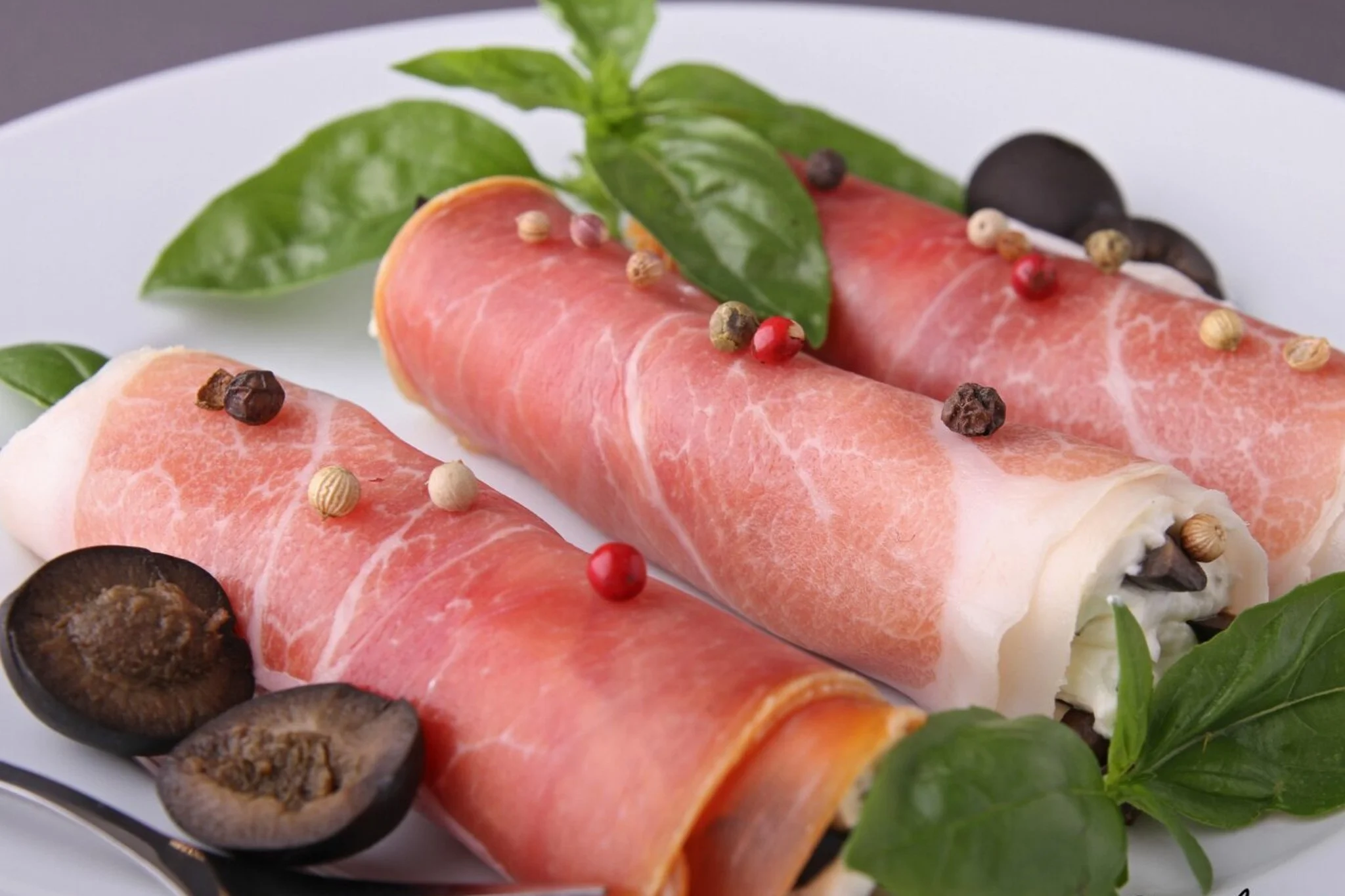 Involtini di crudo, senza cottura con rucola e noci: super!