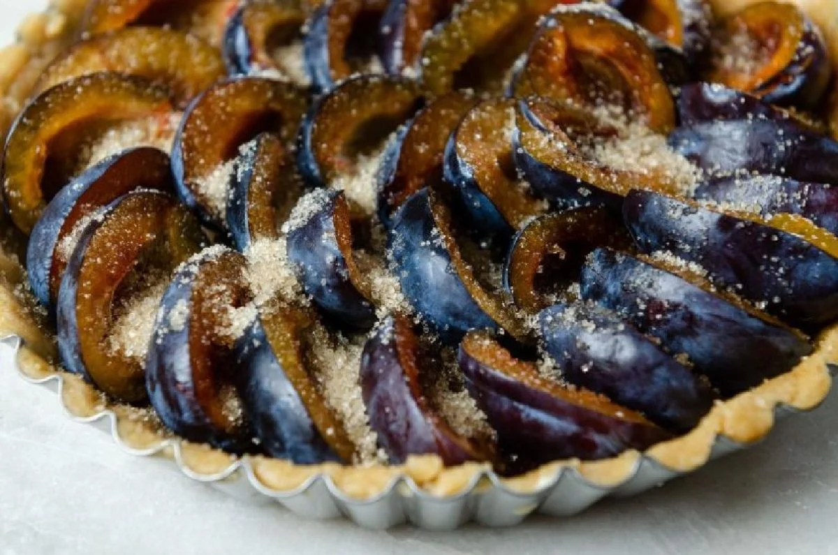 Vollkorntorte mit frischen Pflaumen: gesund, aber lecker!