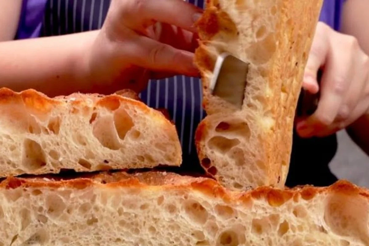 Focaccia alta idratazione: la pazzesca ricetta senza impasto