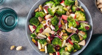 Insalata marzolina: broccoli, formaggio, semi di girasole e mirtilli secchi