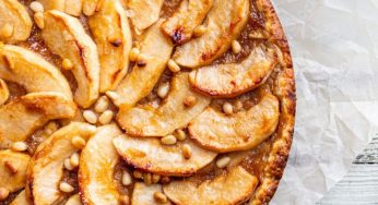 Crostata di mele della nonna con crema al burro e pinoli