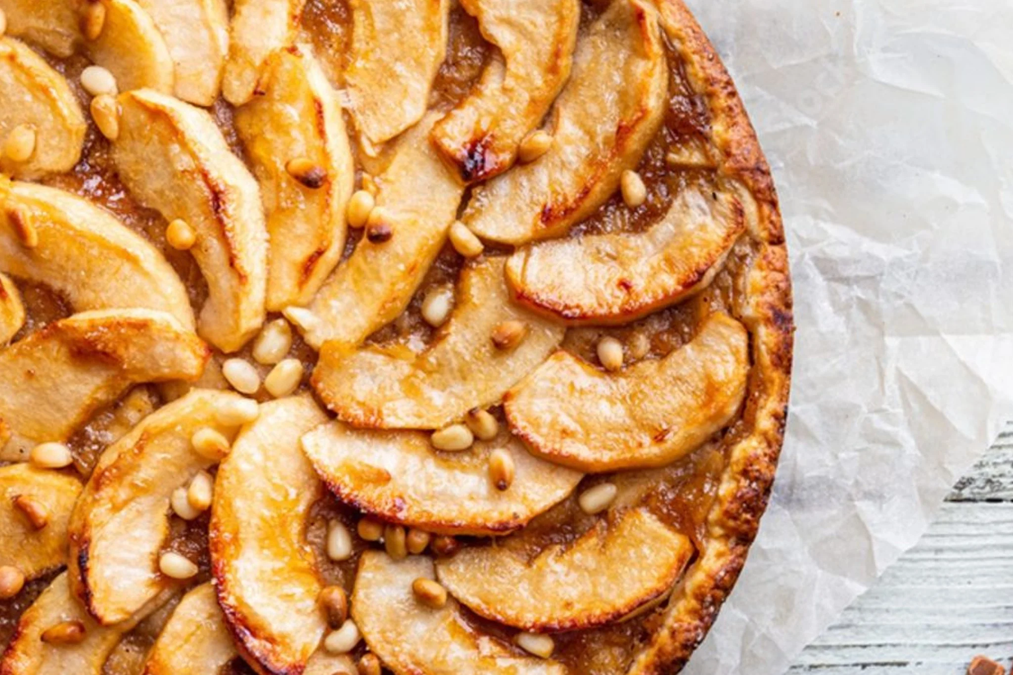 Crostata di mele della nonna con crema al burro e pinoli