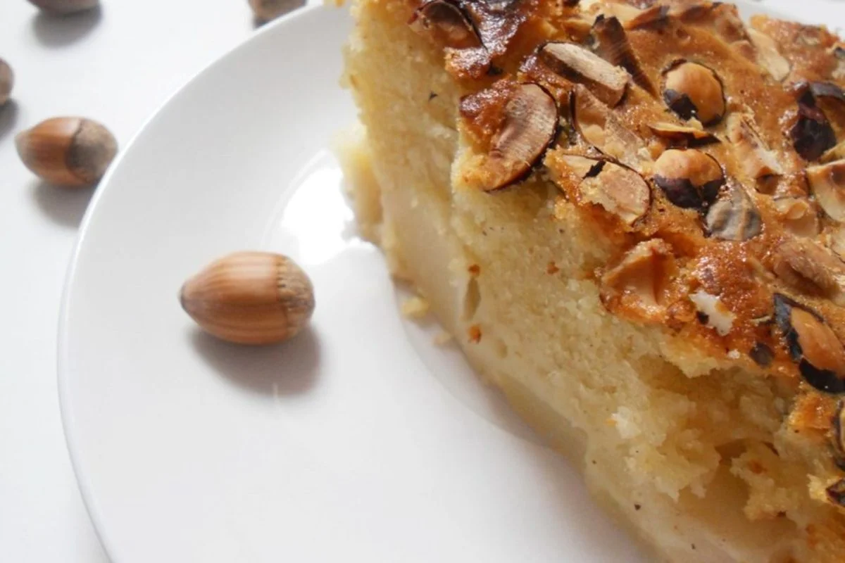Kuchen mit 3 Eiern und 7 Gläsern, Birnen und Haselnüssen: das unfehlbare Rezept!
