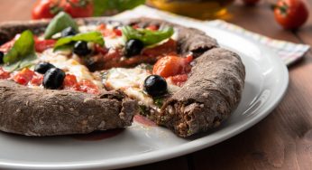 Pizza con farina nera ai 7 cereali, l’impasto salutare che ti conquista!