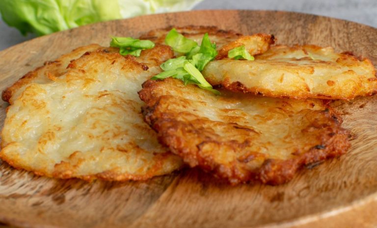 Frittelle di patate e cipolla in pastella, deliziose e croccanti, una ...