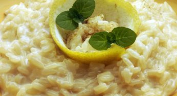 Risotto al limone, un piatto cremoso e avvolgente: vi stupirà