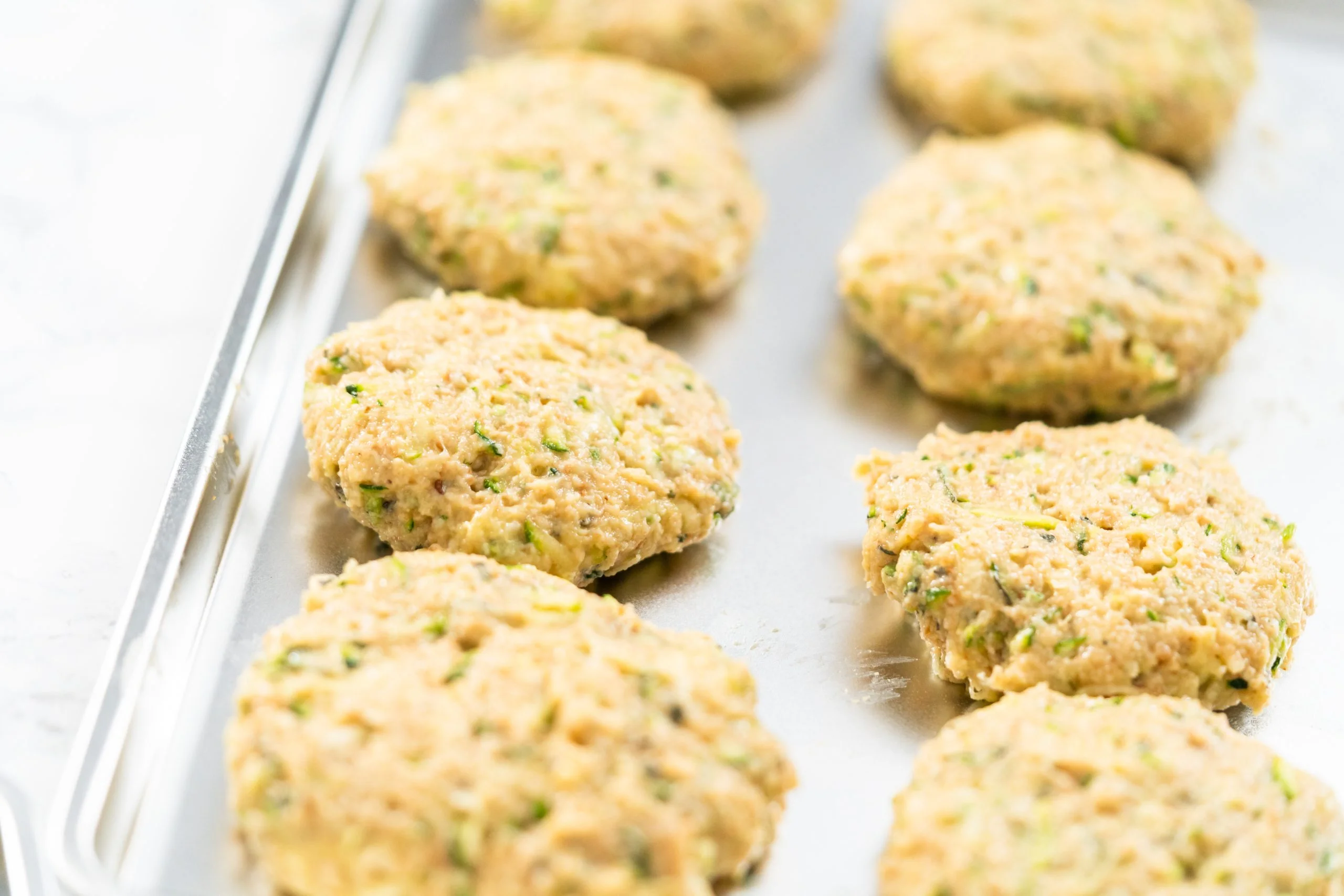 Frittelle di zucchine senza farina, buone e dietetiche. Solo 70 calorie!