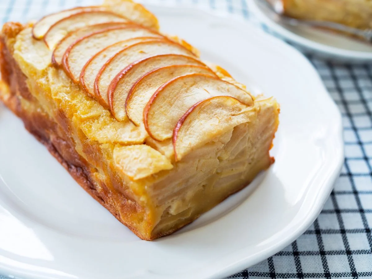Apfelpflaumenkuchen ohne Butter: tausend Fruchtblätter mit nur 170 Kalorien!