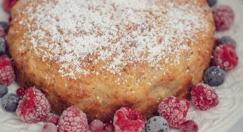 Torta ali d’angelo: dorata in superficie, candida e soffice all’interno