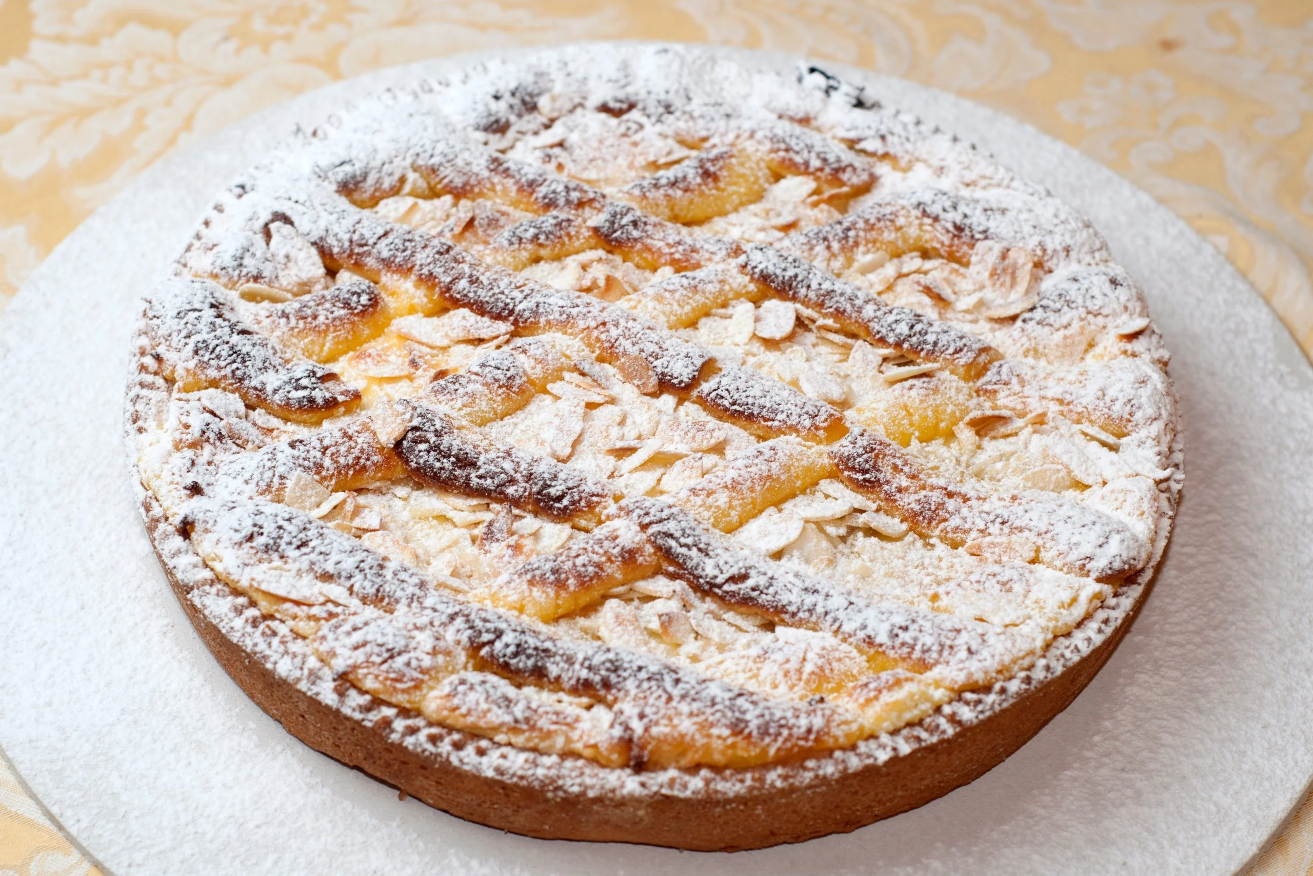 Crostata alla crema con ricotta e mandorle, il classico goloso!