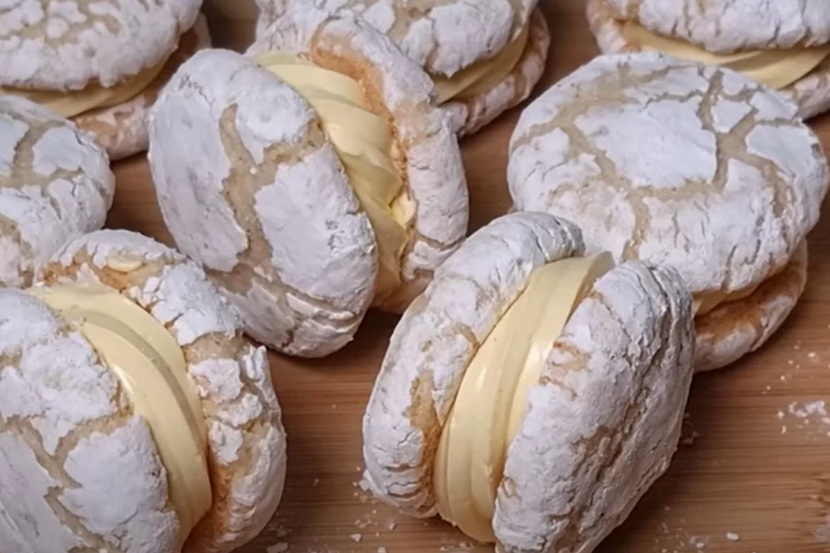 Biscotti di mandorla farciti con delicata crema al burro: da leccarsi le dita!