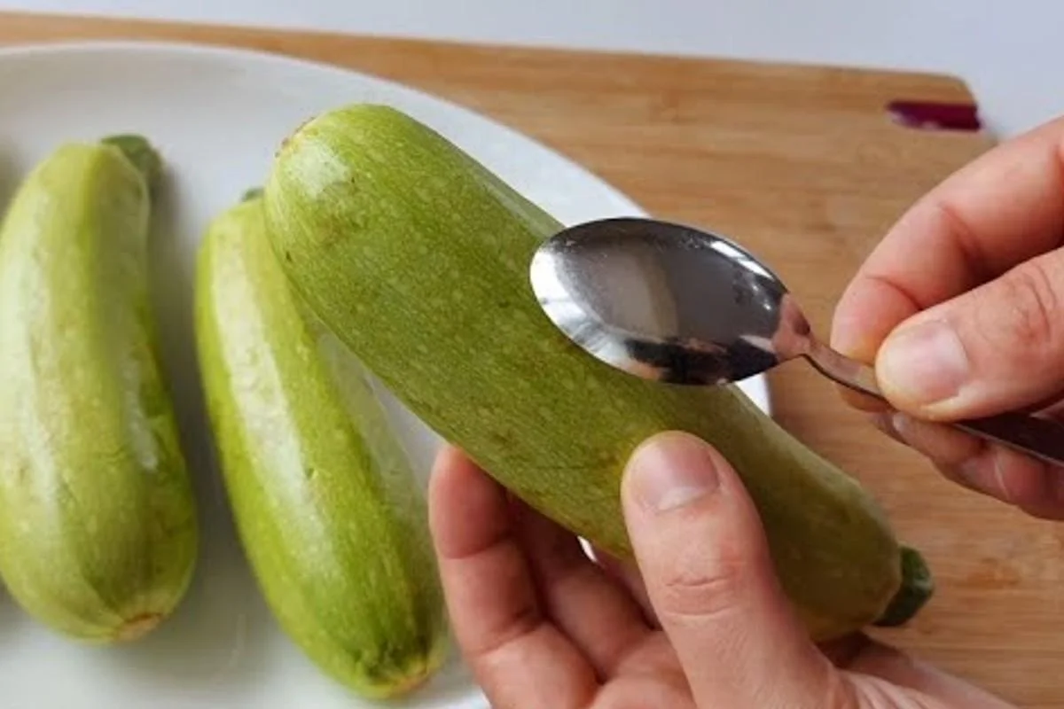 Zucchine ripiene: le preparo in pochi minuti e usando solo un cucchiaio!