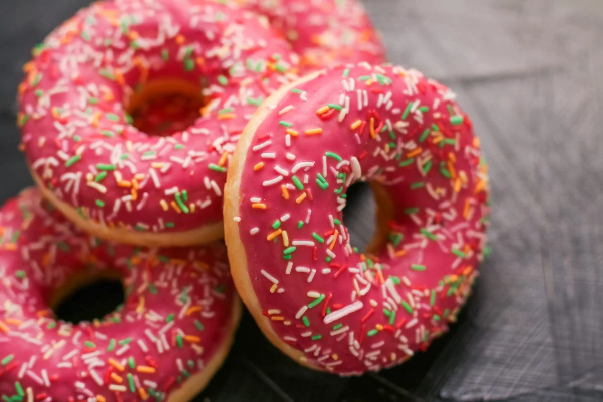 Gebackene Donuts, glasiert und lecker, aber viel leichter