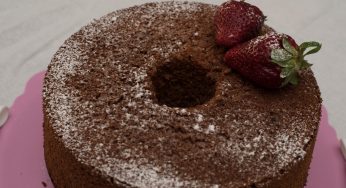 Chiffon cake al cioccolato: un ciambellone altissimo, soffice e goloso!