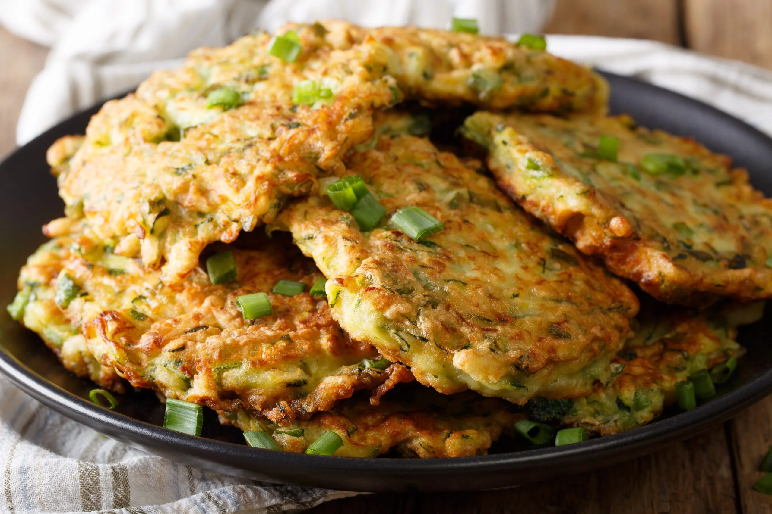 Le frittelle di zucchine che sembrano fritte ma non lo sono. Solo 80 calorie!