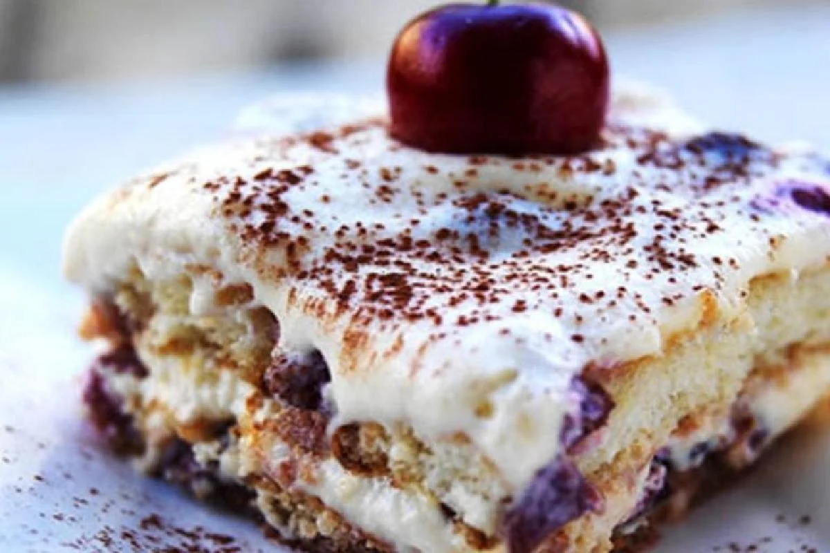 Tiramisu mit Kirschen und Sahne